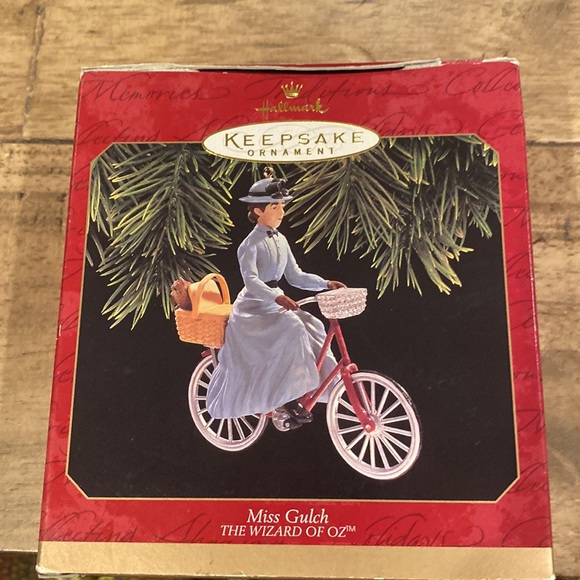 Hallmark Keepsake Ornament Wizard of Oz Miss Gulch - Picture 6 of 8